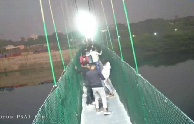 घटना के वक्त पुल पर मौजूद थे 500 से ज्यादा लोग (फाइल फोटो).