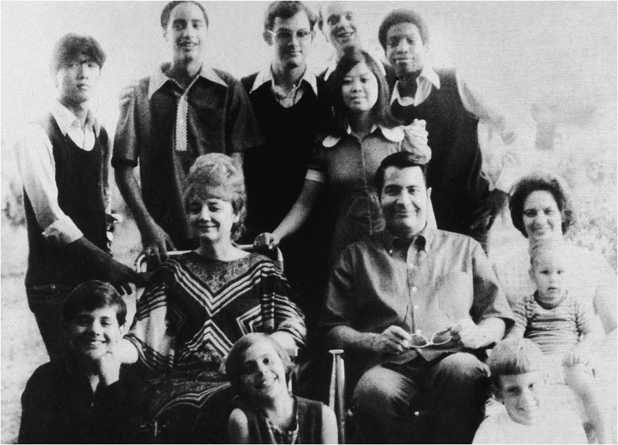 परिवार के साथ जिम जोन्स (फोटो- Getty Images)