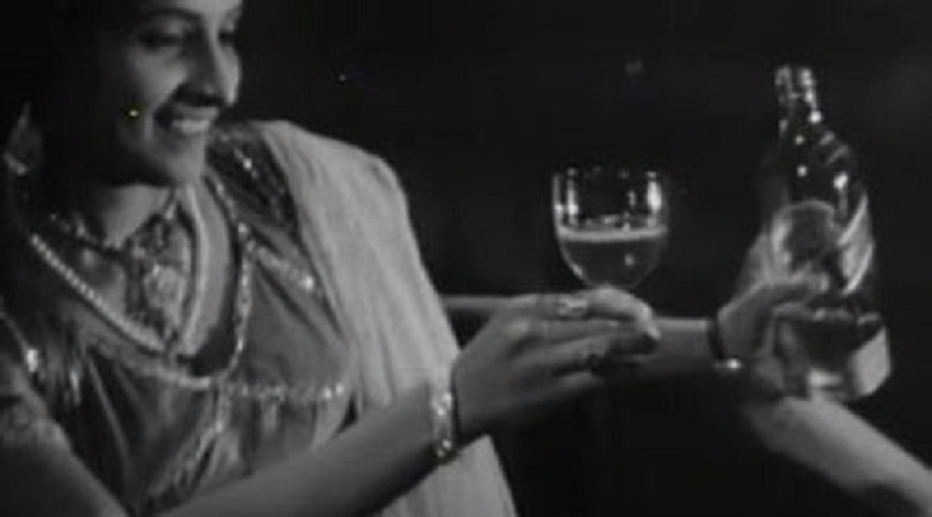 1944 में फिल्म 'पर्वत पर अपना डेरा' का दृश्य. दावा कि पहली बार भारतीय फिल्म में जॉनी वॉकर की बोतल नजर आई. 