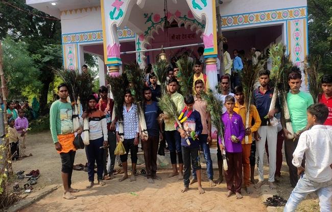 देवस्थानों पर पूजा करते हुए मौनिए (फाइल फोटो).