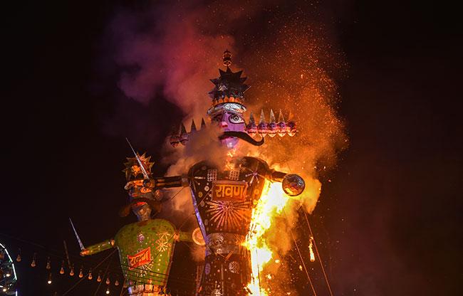 प्रभास ने छोड़ा तीर