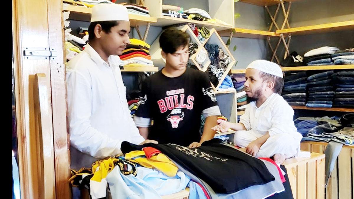 शादी के लिए कपड़े खरीदने शोरूम पहुंचे अजीम 