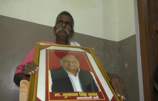 मुलायम सिंह की तस्वीर के साथ श्यामू त्यागी