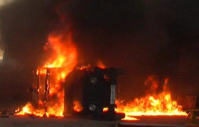 प्रदर्शनकारियों ने लगाई थी वाहनों में आग (फाइल फोटो).