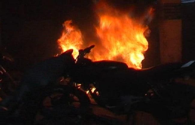 मीडियाकर्मियों की गाड़ियों को भी लगाई थी आग (फाइल फोटो).