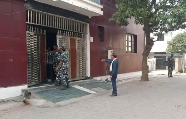 पूर्व विधायक के घर मौजूद सीआरपीएफ के जवान.