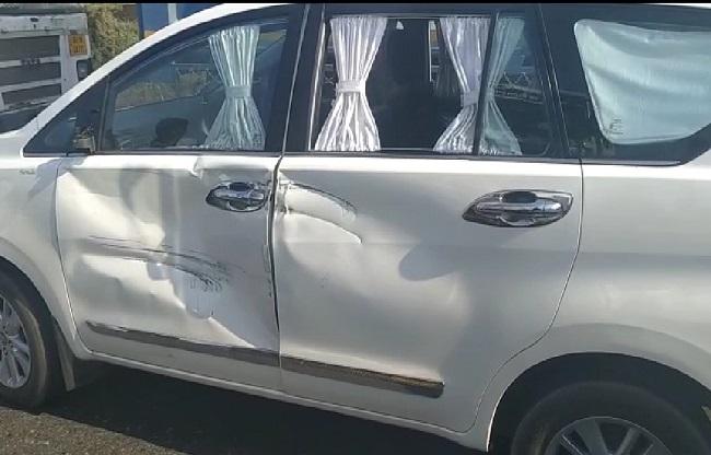 मंत्री की क्षतिग्रस्त इनोवा कार.