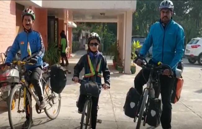 रावी अपने पिता सिमरनजीत सिंह के साथ.