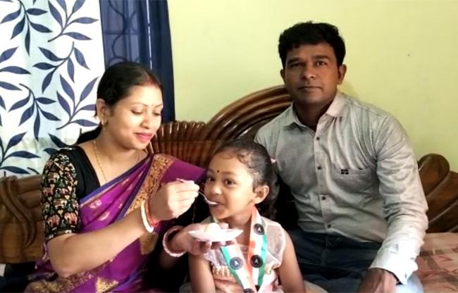 अपने पेरेंटस के साथ अभ‍िलाषा 