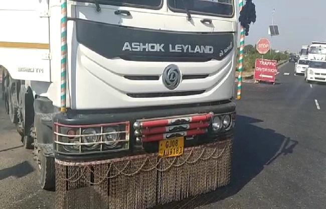 इस ट्रक ने मारी मंत्री सारंग की कार को टक्कर.