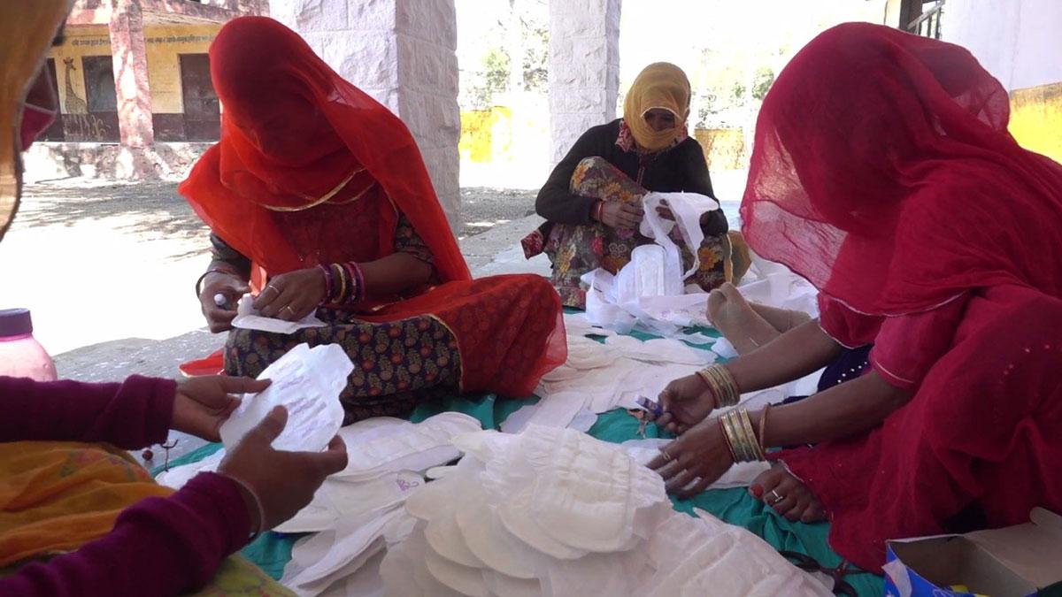 गांव की महिलाएं बना रही हैं सेनेटरी नैपकिन
