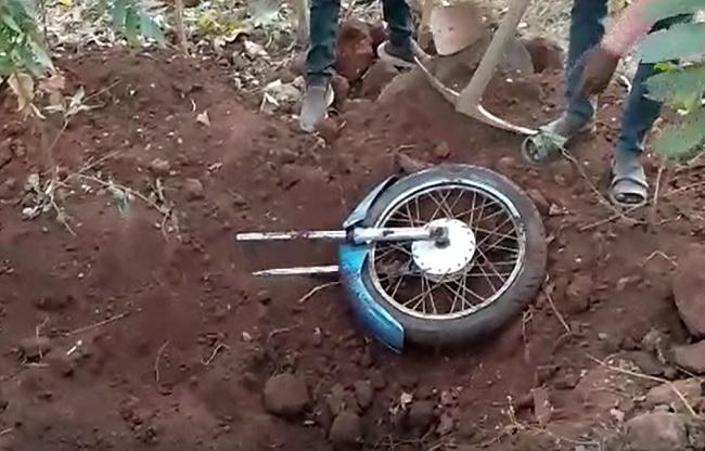 तीन टुकड़ों में मिली बाइक.