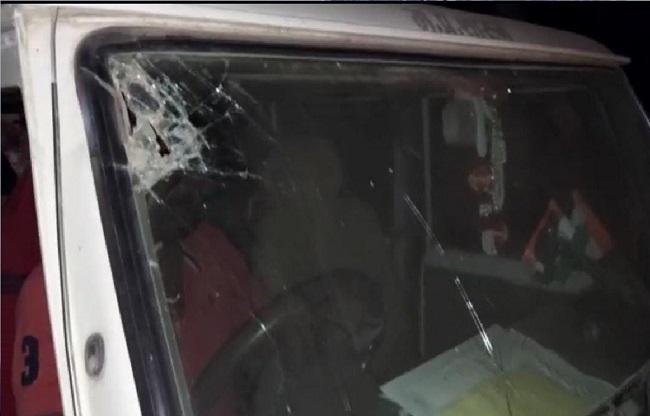 पथराव के दौरान वन विभाग की गाड़ी को पहुंचा नुकसान.