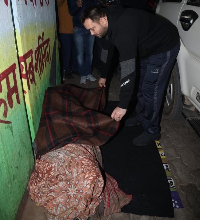 ठुठरते लोगों को तेजस्वी ने दिए कंबल