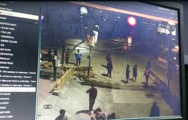 घटना के बाद मौके पर मची भगदड़.