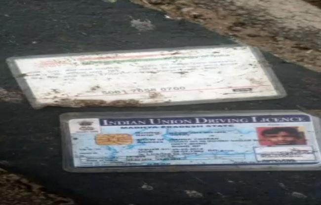 मृतक गौरव का आधार कार्ड और ड्रायविंग लाइसेंस.