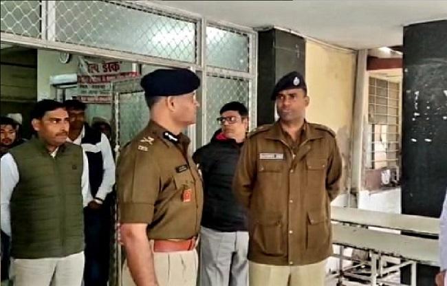 धौलपुर एसपी और अन्य पुलिसकर्मी.