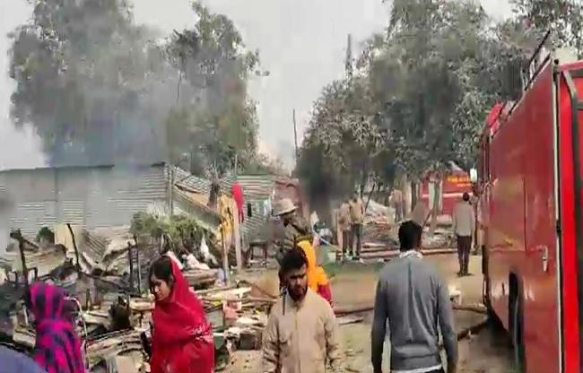 करीब 300 झुग्गियों में लगी आग.