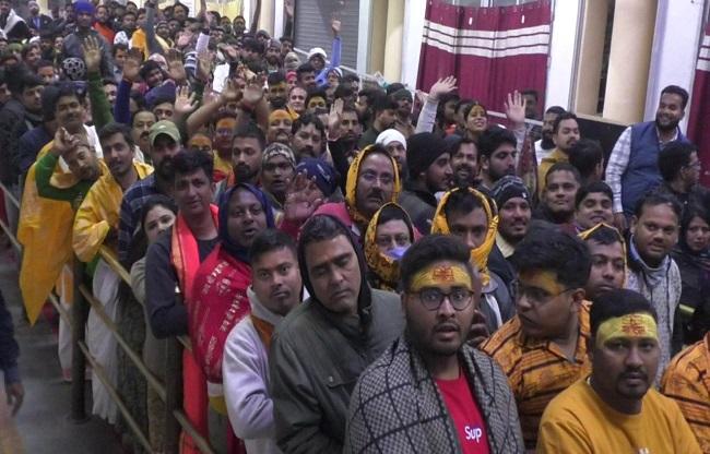 मंदिर में मौजूद भीड़.