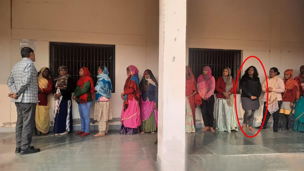 अन्य कैदियों के साथ लाइन में लगी दिव्या मित्तल