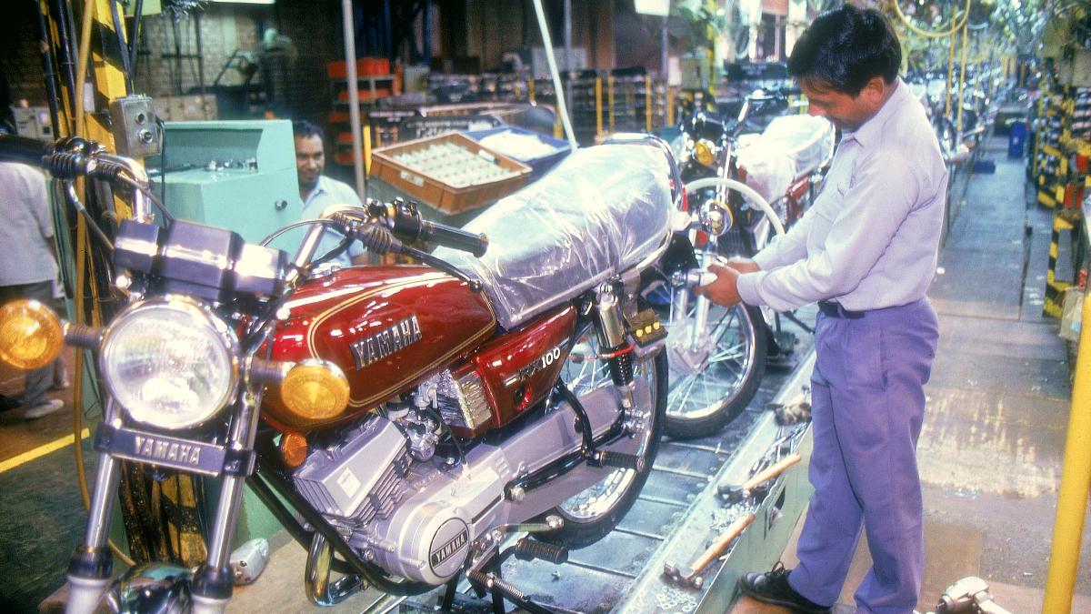 भारत में Yamaha RX100 का प्रोडक्शन. Pic: India Today