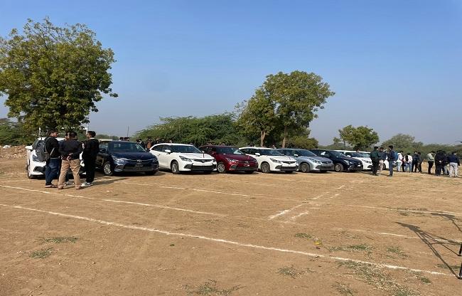 अपनी-अपनी गाड़ियों के साथ खड़े कर्मचारी.