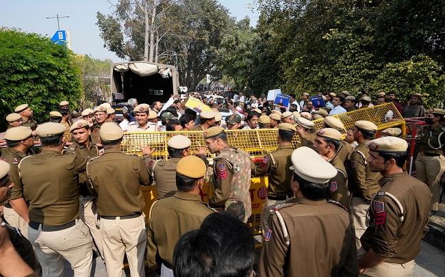 AAP कार्यकर्ताओं को रोकने में दिल्ली पुलिस को करनी पड़ी मशक्कत (फोटोः पीटीआई)