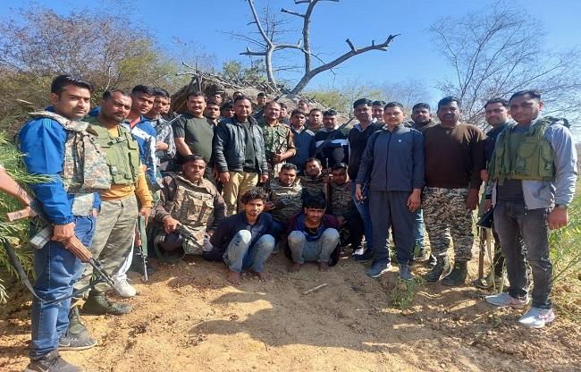 धौलपुर पुलिस टीम और पकड़े गए डकैत.