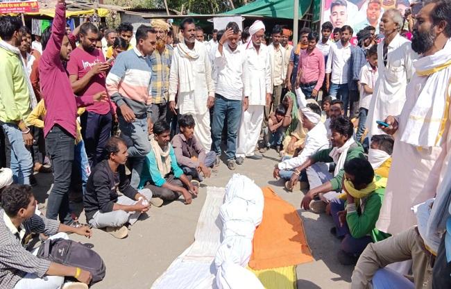 फूलचंद के शव को रखकर विरोध करते परिवार के लोग.