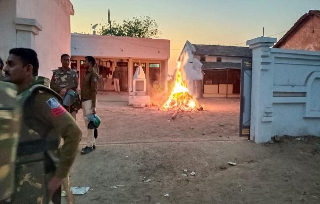 आरोपियों के घर में ही किया गया फूलचंद का अंतिम संस्कार.