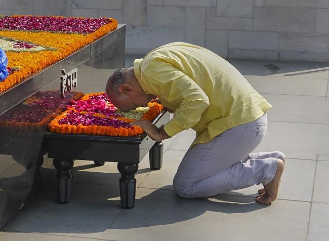 CBI हेडक्वार्टर जाने से पहले राजघाट पहुंचे मनीष सिसोदिया (फोटोः पीटीआई)