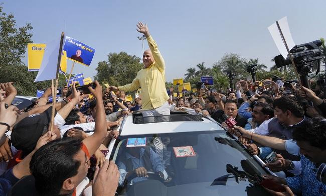 मनीष सिसोदिया के सीबीआई हेडक्वार्टर जाते समय सड़क पर उमड़े कार्यकर्ता (फोटोः PTI)