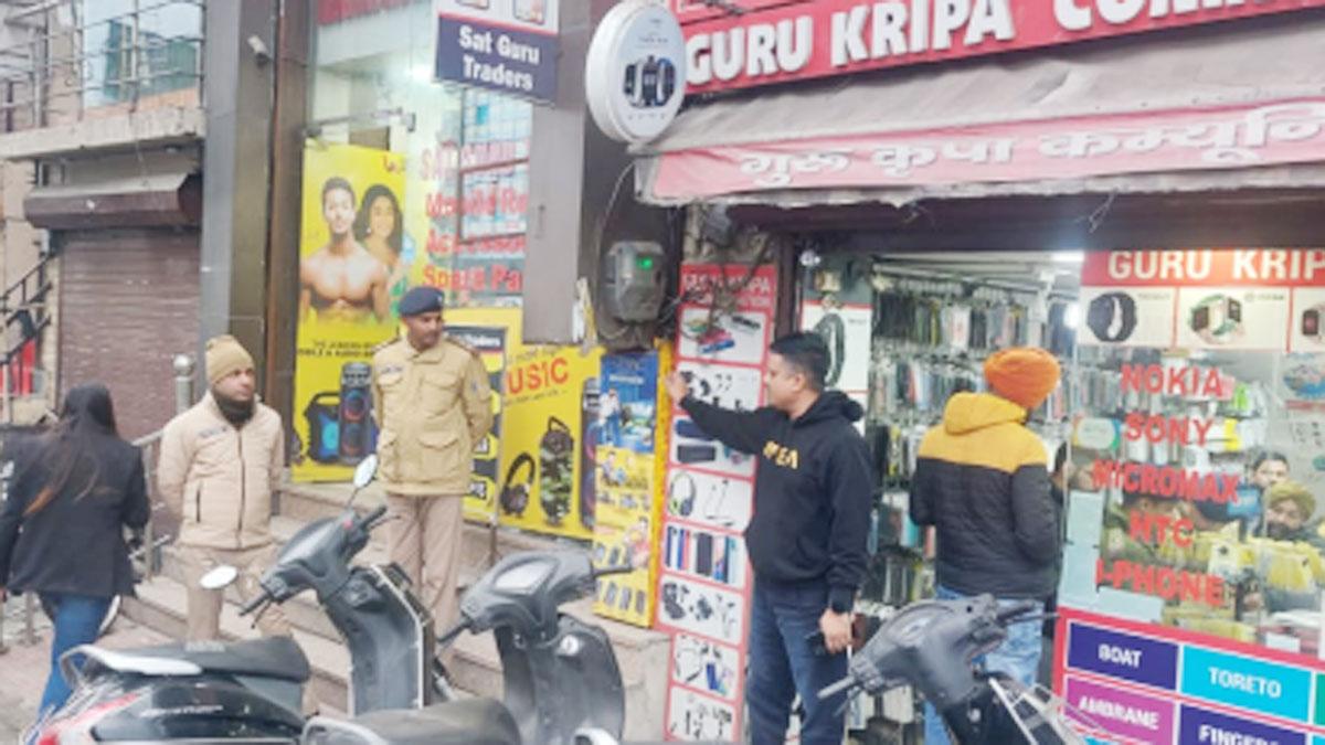 नकली एसेसरीज बेचने वाले दुकानदारों पर हुई कार्रवाई 