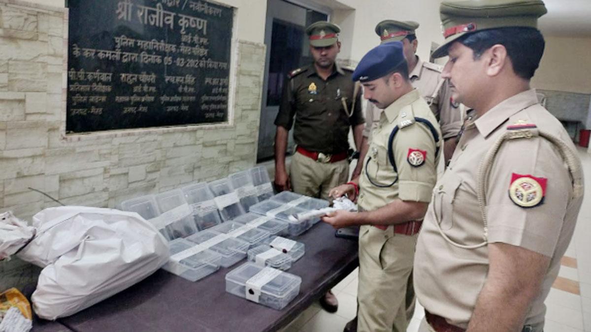 पुलिस ने भारी संख्या में अवैध हथियार बरामद किए