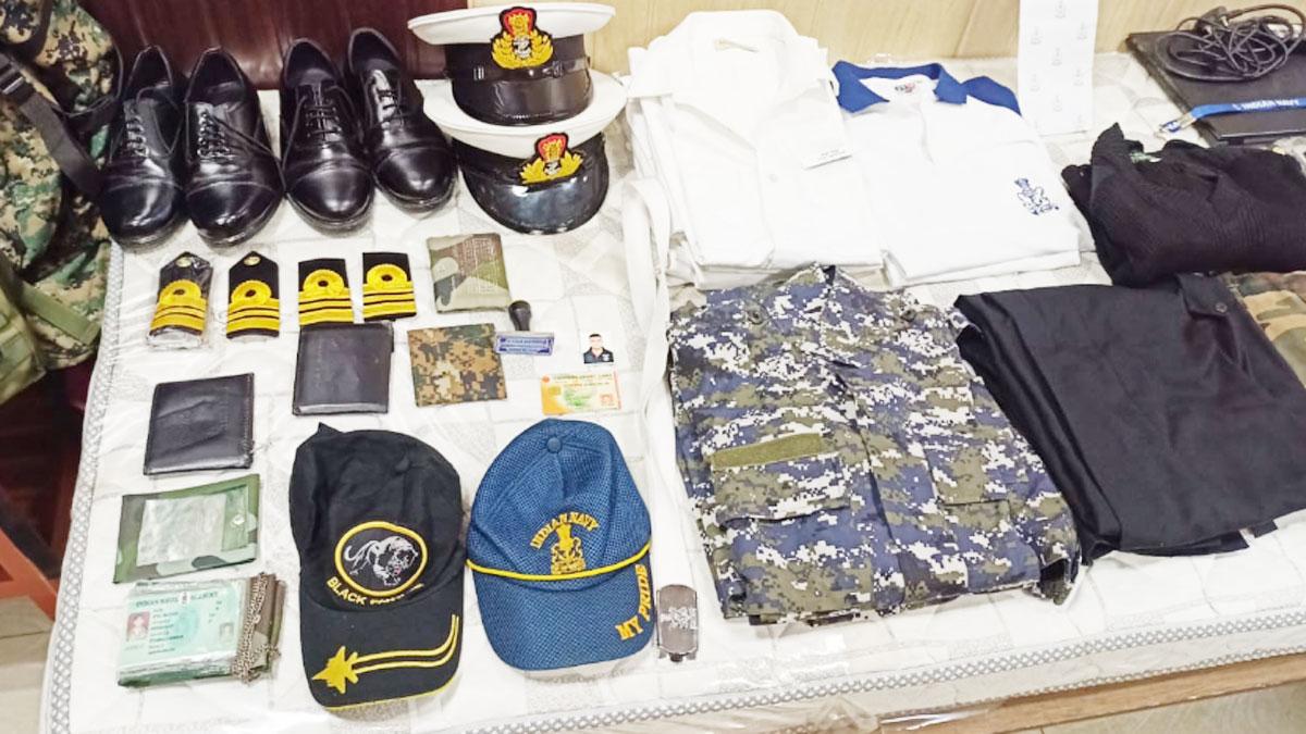 आरोपियों के पास से सेना की वर्दी समेत कई सामान बरामद हुआ