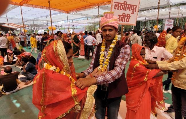 पंडाल में बैठे दूल्हा और दुल्हन