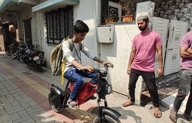 बाइक से कॉलेज जाता शाफीन