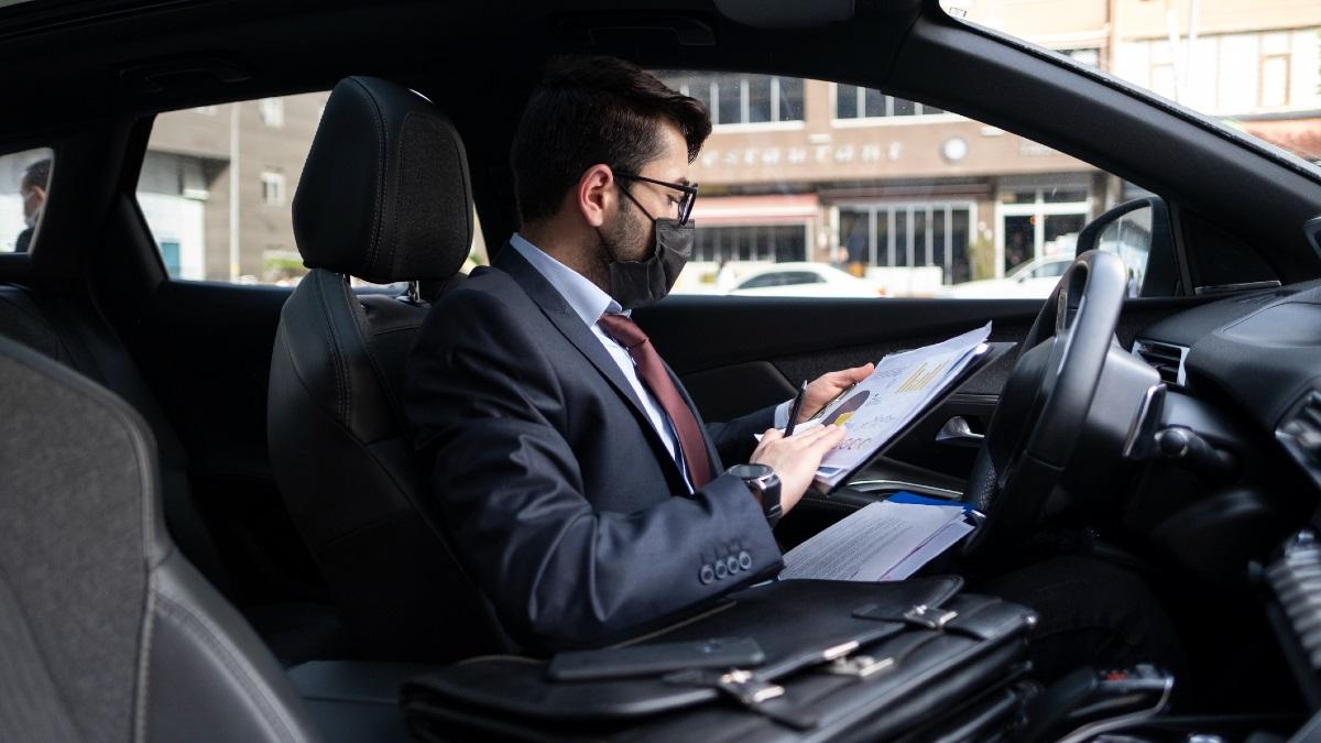 सांकेतिक तस्वीर: ज्यादातर लोग रोजाना केवल लैपटॉप बैग लेकर यात्रा कर रहे हैं.