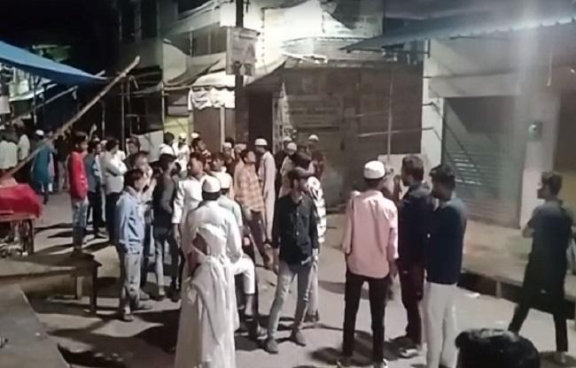 मौके पर मौजूद भीड़.