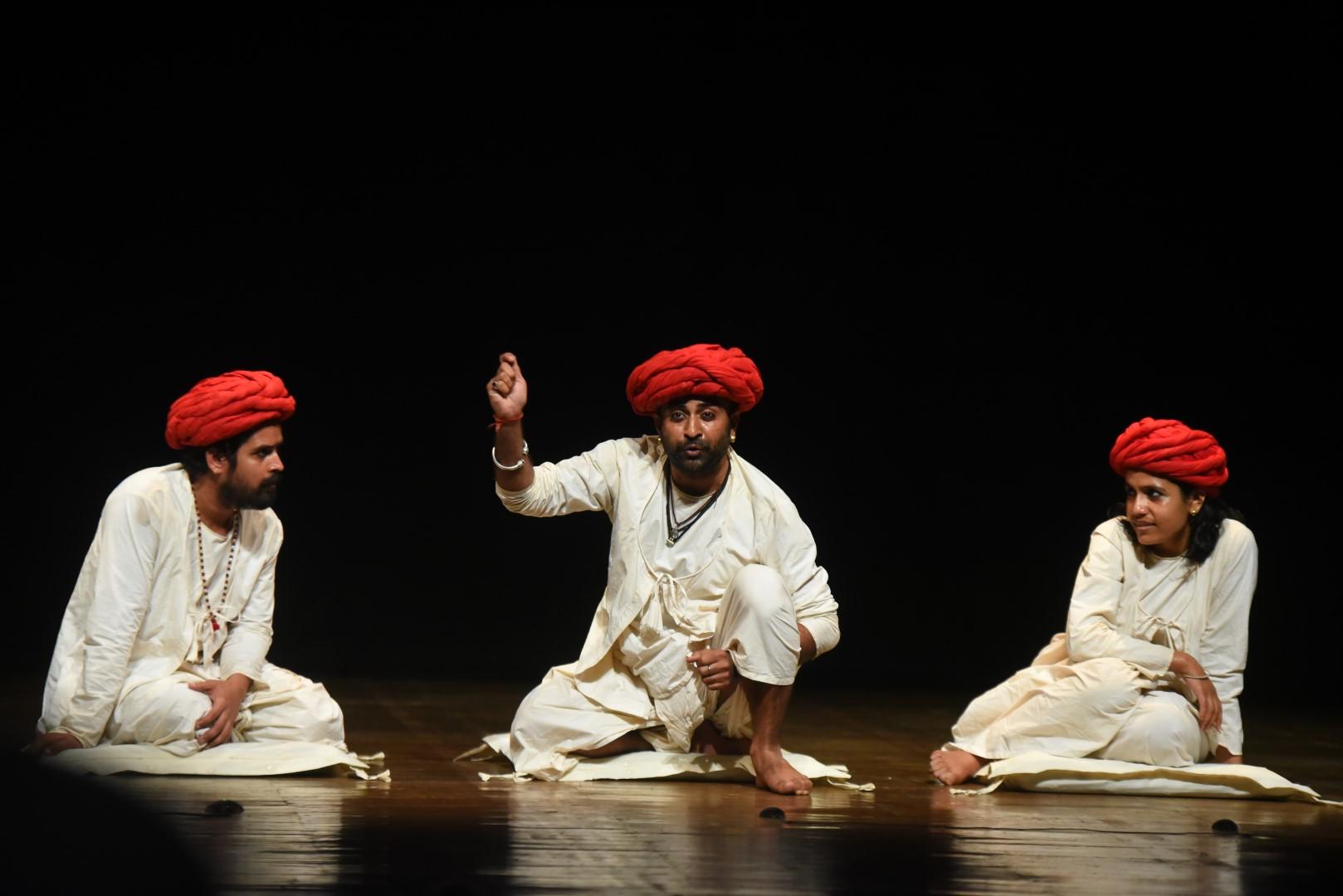 हुंकारो नाटक का एक दृश्य