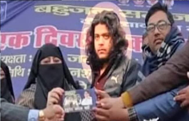 बड़े-बड़े बाल रखता था असद.