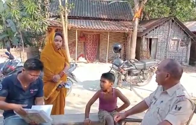 पुलिस से इंसाफ की गुहार लगाती पीड़िता