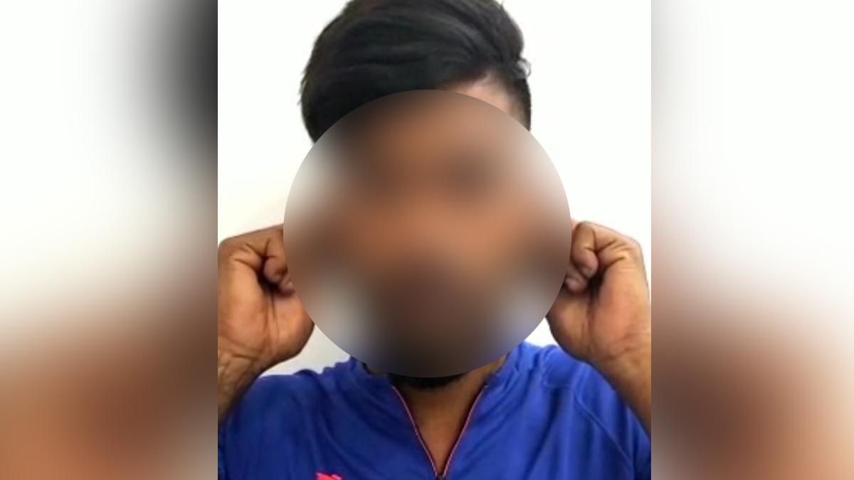 युवक ने पुलिस के सामने मांगी माफी 