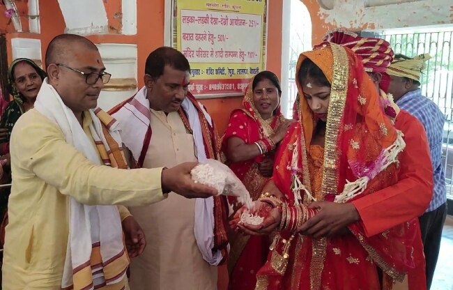 वैदिक अनुष्ठान से की शादी.