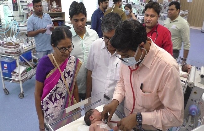 बच्ची की जांच करते हुए डॉक्टर.