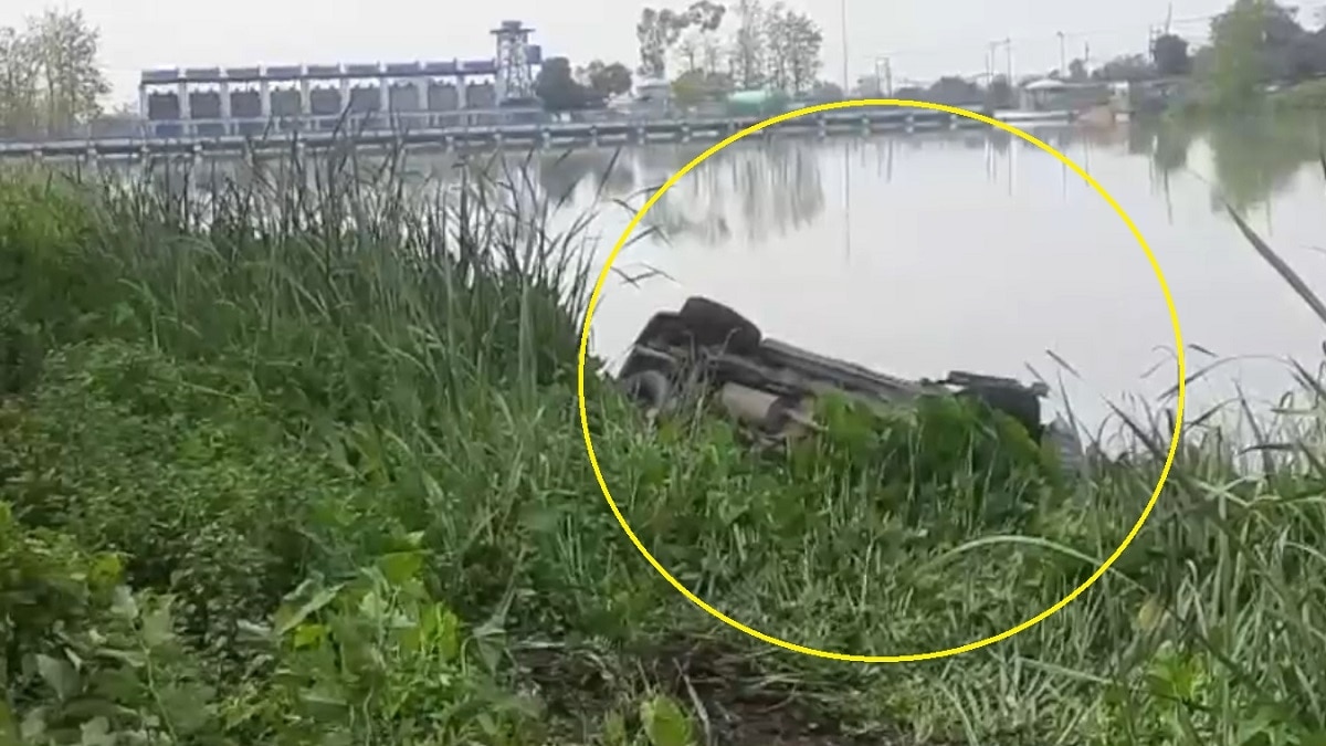 नहर में गिरी कार.