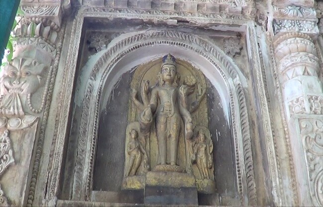 मूर्तियों का उखड़ रहा प्लास्टर.