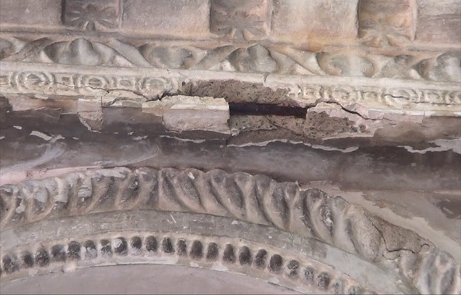 दरार के कारण दिखने लगा रॉड.