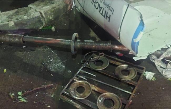 सड़क पर बिखरा पड़ा सामान