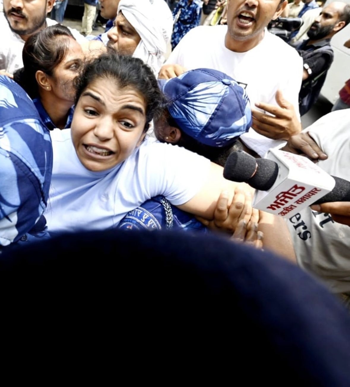 पुलिस हिरासत में साक्षी मलिक